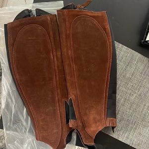 Stretch half chap size. Genuine leather in brown suede and black elastic. ARIAT